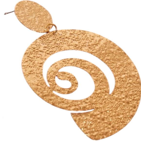 PRETTYLITTLETHING Gold Textured Swirl Disk Statement Earrings - Picture 4 of 6